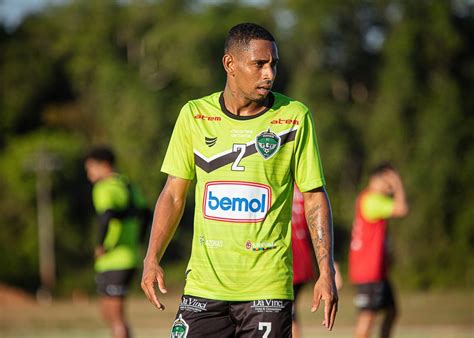 Possível titular Lucas Carvalho foca em vitória fora É o que importa