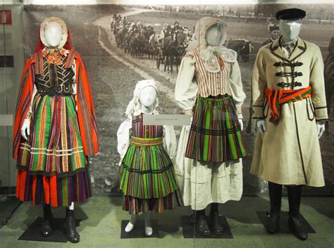 Polish folk costumes. On the left: from the region... - Polish Folk Costumes / Polskie stroje ludowe