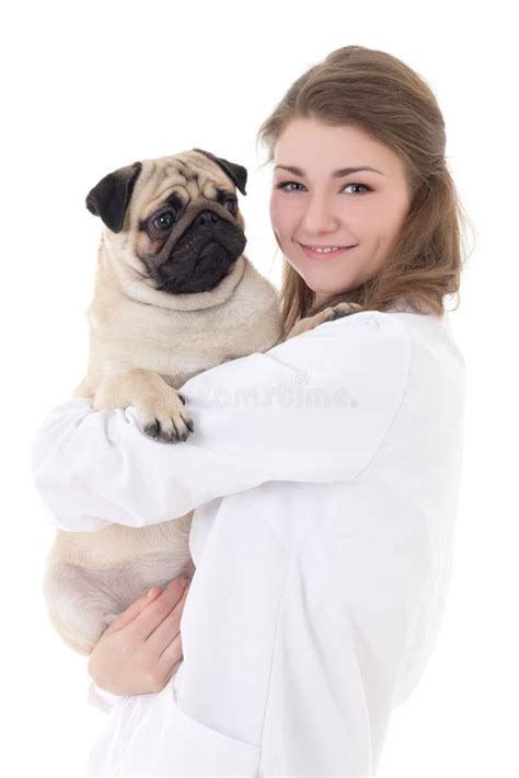 Veterinario Feliz De La Mujer Joven Que Sostiene El Perro Del Barro