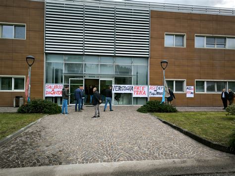 Emergenza Asi Avellino Lavoratori In Protesta Per Stipendi Non Pagati