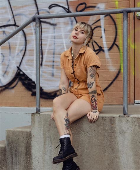 carly anderson | i have to get naked to pee in this outfit 📸