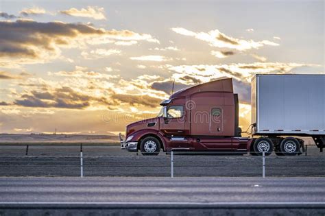 Camioneta Grande De Burgundy Con Guardia De Rejas Y Gran Spoiler De