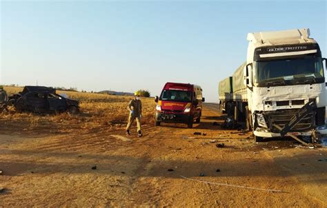 Motorista De Carro Morre Ap S Bater Em Caminh O Na Go Em Ipameri