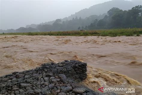 Bpbd Ingatkan Masyarakat Oku Sumsel Waspada Banjir Antara News