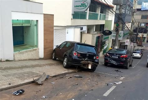 Portal Capara Motorista Foge Ap S Bater Em Carros Estacionados No