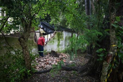 Muro em risco de queda começa a ser demolido em Porto Alegre após