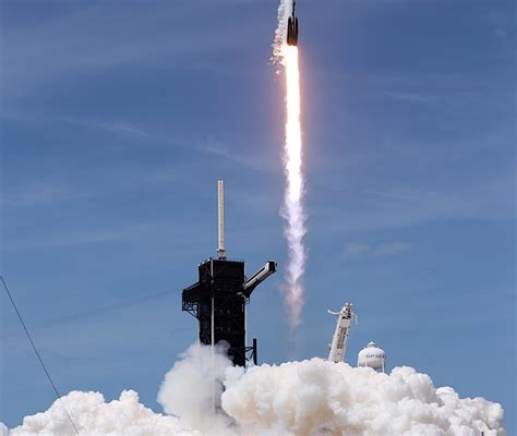 Here Are the Glorious HD Photos of the SpaceX Crew Dragon Launch ...