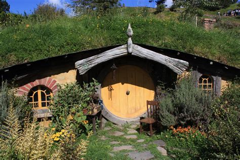 Hobbit Hole In Hobbiton Set In The Green Hillside And Lovi Flickr