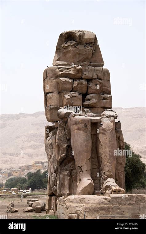 L Un Des Deux Colosses De Memnon Statues En Pierre Massive Du Pharaon