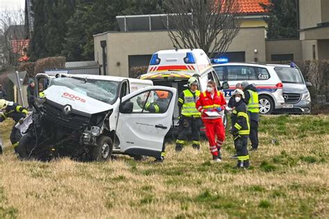 Auf Bahn Bergang In Schalchen Zug Erfasste Kleintransporter Fahrer