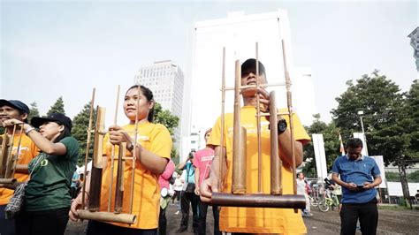 Foto Tari Jaipongan Jawa Barat Di Car Free Day Jakarta