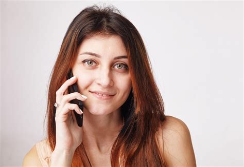 Premium Photo Young Brunette Woman Talking On Her Mobile Phone