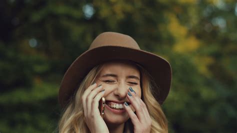 Vidéo de stock Gratuit Vue rapprochée d une jeune femme blonde caucasienne portant un chapeau