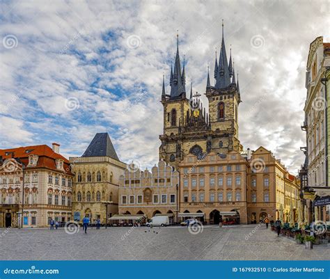 Plaza Del Casco Antiguo Ayuntamiento E Iglesia De Tyn En Praga Imagen