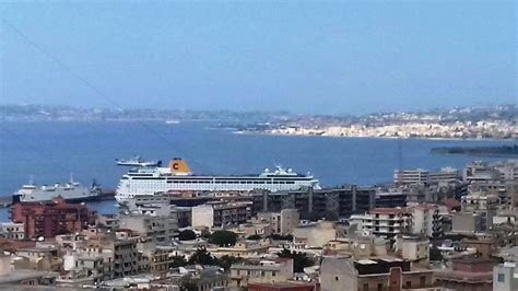 Reggio Calabria Arrivata Al Porto La Nave Da Crociera Neo Riviera Foto