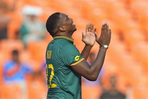 Lungi Ngidi Reacts After David Miller Hung To A Juggling Catch