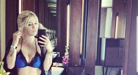 Wanda Nara bikini supersexy al mare ma è bufera sullo scatto Ha usato Photoshop