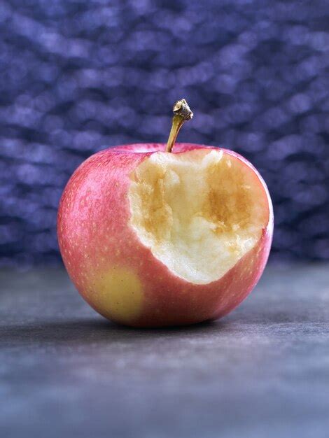 Cerrar Manzana Roja En La Mesa Foto Premium