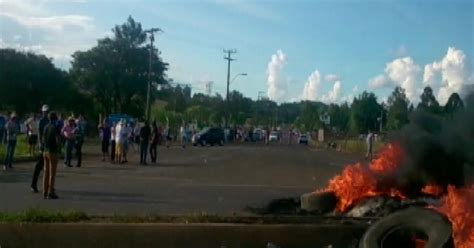 G Manifestantes Queimam Pneus E Outro Grupo Bloqueia Trevo No Oeste