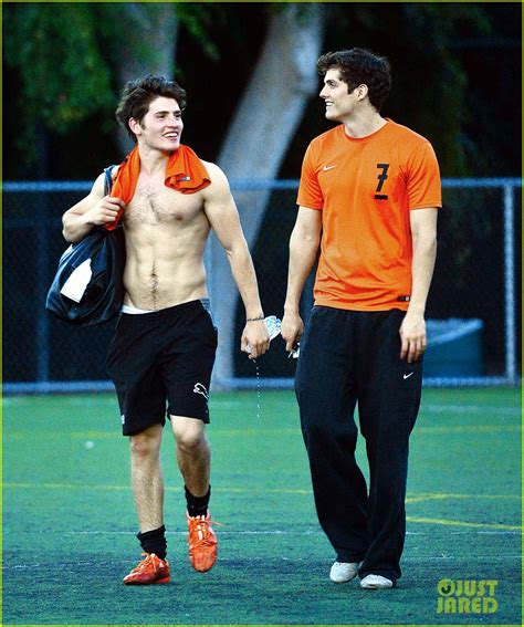 Photo Gregg Sulkin Shirtless Soccer Bella Thorne Daniel Sharman