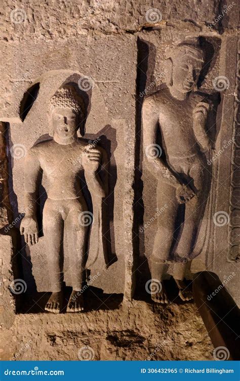 Stupa Con Figuras Budistas Esculpidas Cuevas Ajanta Aurangabad