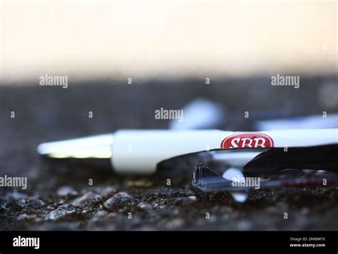 Un stylo cassé avec le logo SBB SBB Samhällsbyggnadsbolaget i Norden