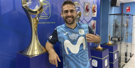 Cecilio Recibe La Camiseta Conmemorativa Por Anotar El Gol De