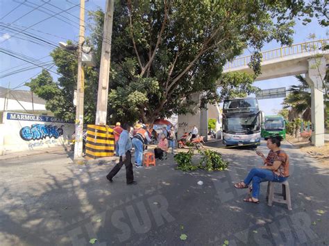 Bloquean Una Lateral De La Autopista Y Una Calle En El Barrio De San