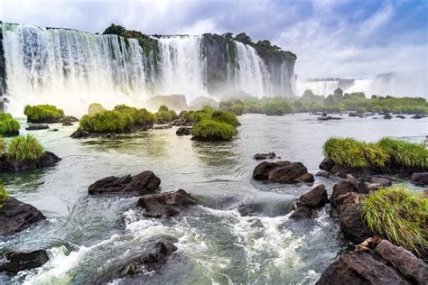 Paisaje Con Las Cascadas De Iguazu En La Argentina Una De Las Cascadas