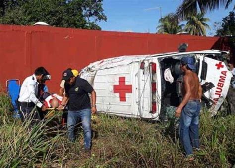 Ambulancia Sufre Volcadura Y Deja Lesionados