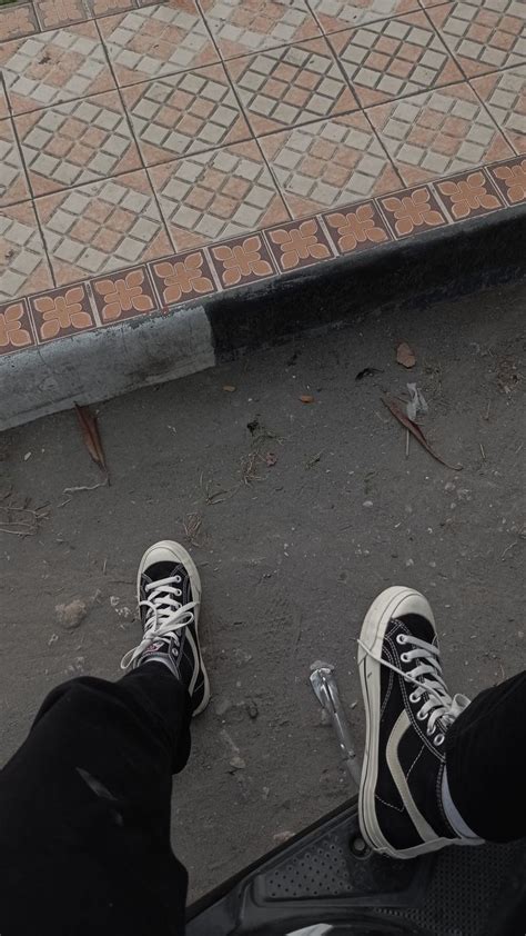 pinggir jalan penyimpanan foto lelaki tampan sepatu