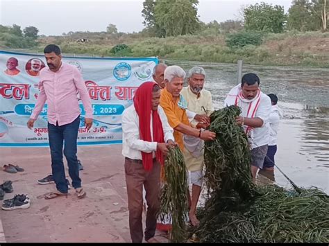 मंदाकिनी नदी की सफाई के लिए पद्मश्री उमाशंकर पांडेय ने शॉल और प्रतीक