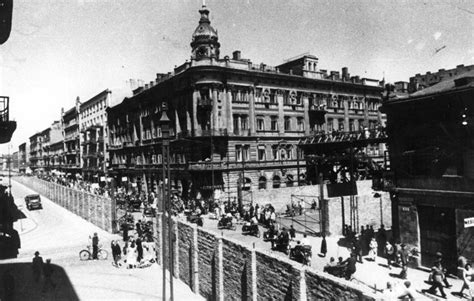 The entrance gate to the Warsaw Ghetto, and part of its surrounding wall, July 1942 | Warsaw ...