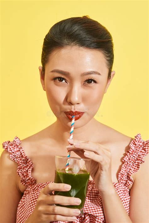 Mujer Asi Tica Joven Sonriente Que Bebe El Jugo Verde O El Smoothie De