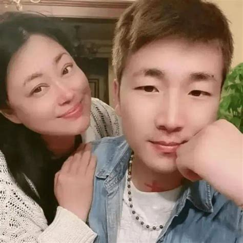 51岁李菁菁和29岁三婚老公离婚，男方直播间哭诉，称已净身出户刘振什么经历