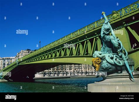 MIRABEAU BRIDGE - PARIS - FRANCE Stock Photo - Alamy