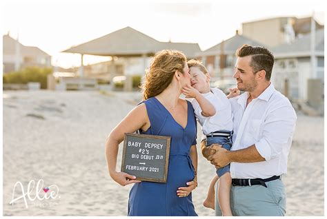 Pregnancy Announcement // Hampton Beach Family Photos - Allie.Photo