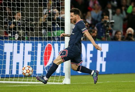 WATCH: Lionel Messi scores sensational panenka penalty to hand PSG win ...