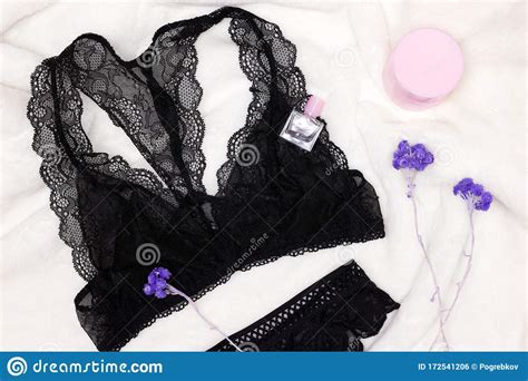 Conjunto De Lingerie De Rendas Pretas De Bralette E Pantia Perfume E Creme Facial Na Vista