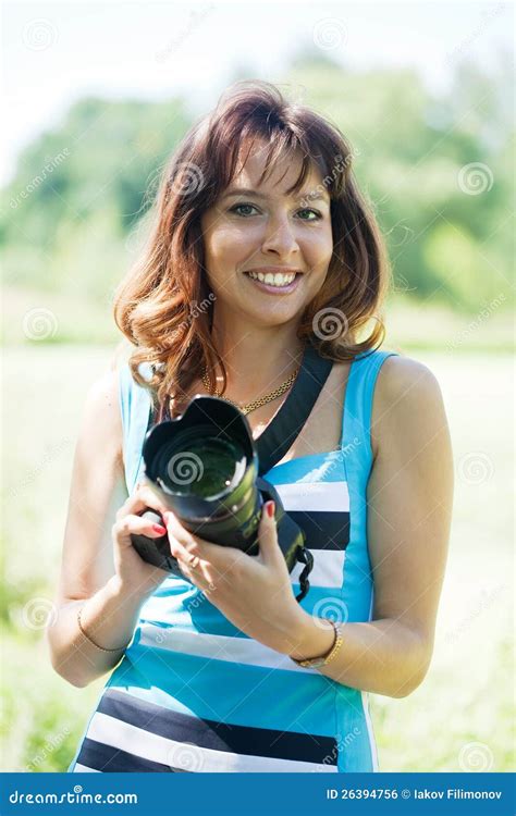 有室外的照相机的女性摄影师 库存照片 图片 包括有 摄影 无固定职业的摄影师 妇女 纵向 户外 26394756