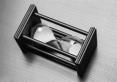 Reloj De Arena Negro En Fondo Negro Foto De Archivo Imagen De