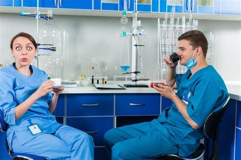 Jóvenes sorprendieron a científicos femeninos y masculinos en uniforme