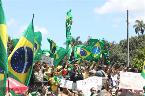 Manifestantes Bolsonaristas Voltam A Pedir Interven O Federal No