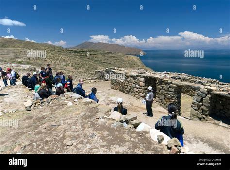 Las ruinas de Chincana 15º 16º C el Palacio del Inca en el Lago