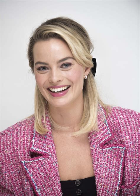 Margot Robbie - "Mary Queen of Scots" Press Conference Portrait ...