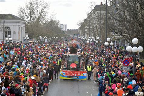 Wiesbadenaktuell Straßenkarneval Wiesbadener Fastnachtumzug aus Sicht