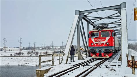 Tren IR1830 Galati Cluj Napoca Trece Podul De Peste Raul Suceava Cu