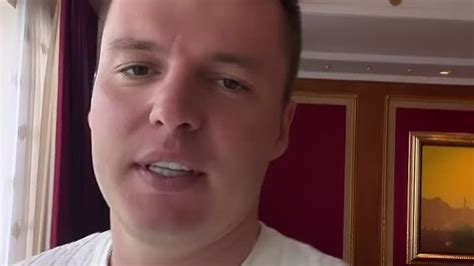 Артем Чекалин забирает у жены машину?