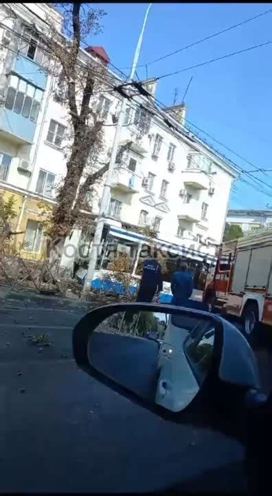 В Краснодаре троллейбус снес ограждение и | Подслушано Краснодар