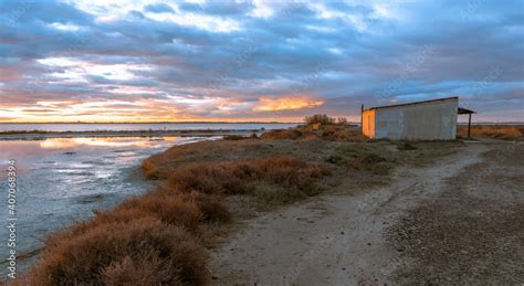 Vue De Cabane De P Cheurs Dans Un Tang De La Camargue R Serve